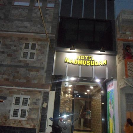 Hotel Madhusudan Dwārka Exterior foto