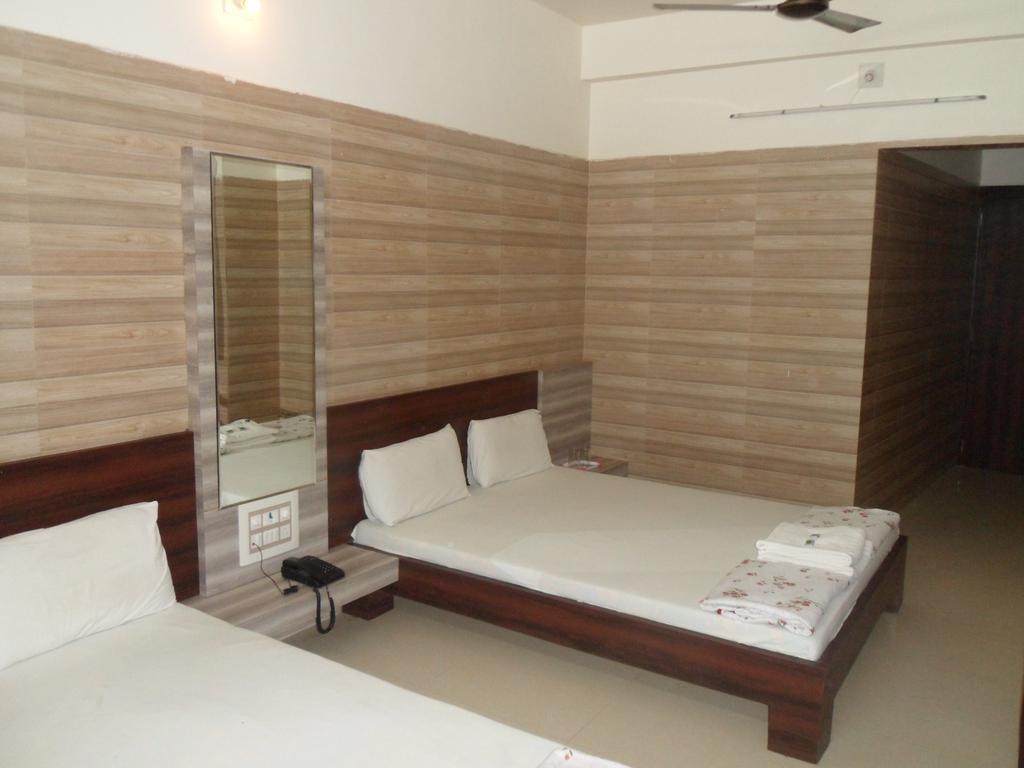 Hotel Madhusudan Dwārka Zimmer foto