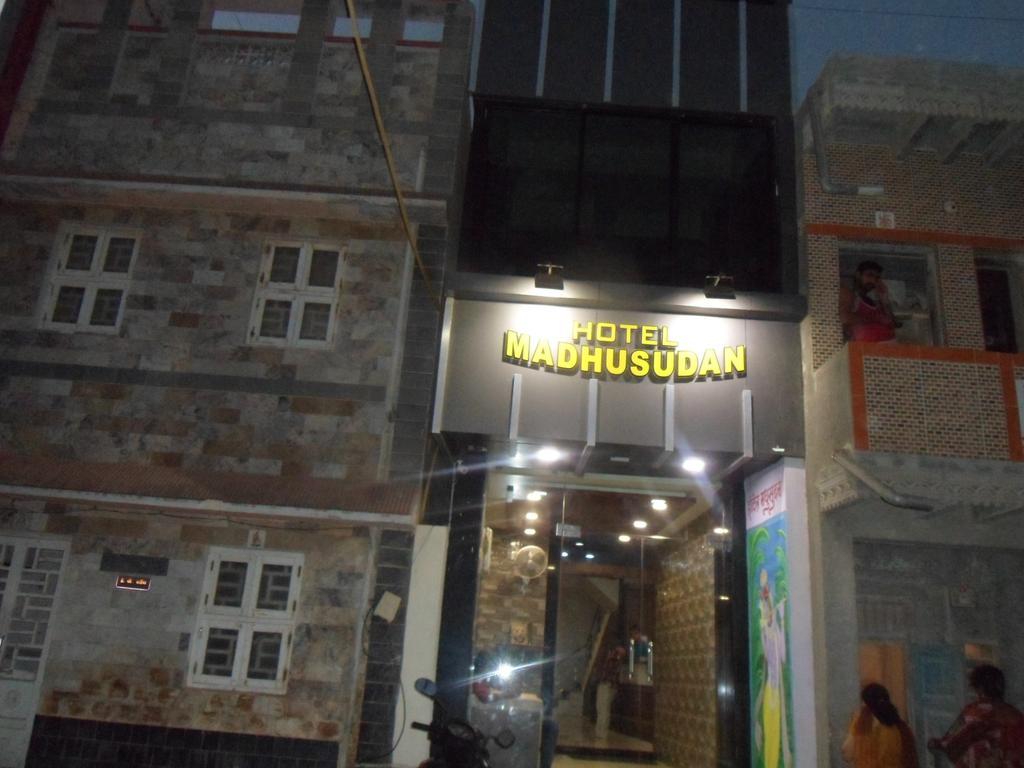 Hotel Madhusudan Dwārka Exterior foto